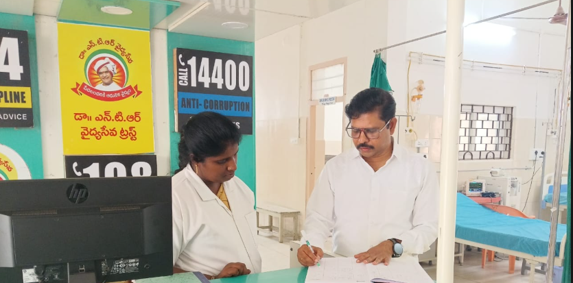 రోగుల పరామర్శ, సిబ్బందికి సూచనలు... కలికిరి సామాజిక ఆరోగ్య కేంద్రంలో డా. ఎన్టీఆర్ వైద్య సేవ జిల్లా సమన్వయకర్త డా. పి. లోకవర్ధన్